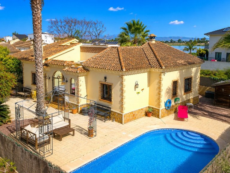 Villa for Sale in Formentera Del Segura, Alicante 1