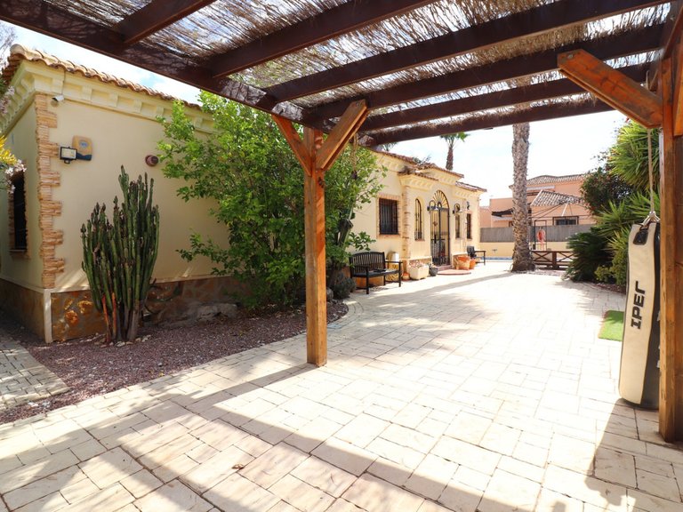 Villa for Sale in Formentera Del Segura, Alicante 32