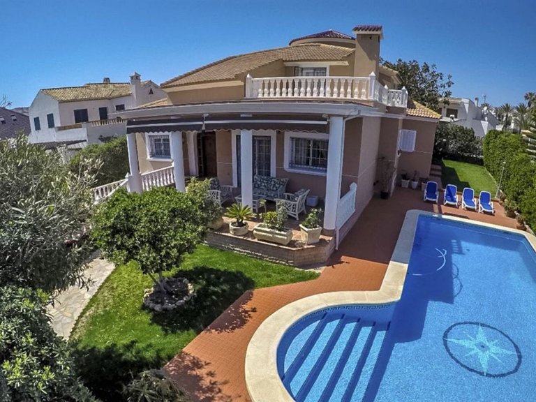 Villa for Sale in Torrevieja, Alicante 1