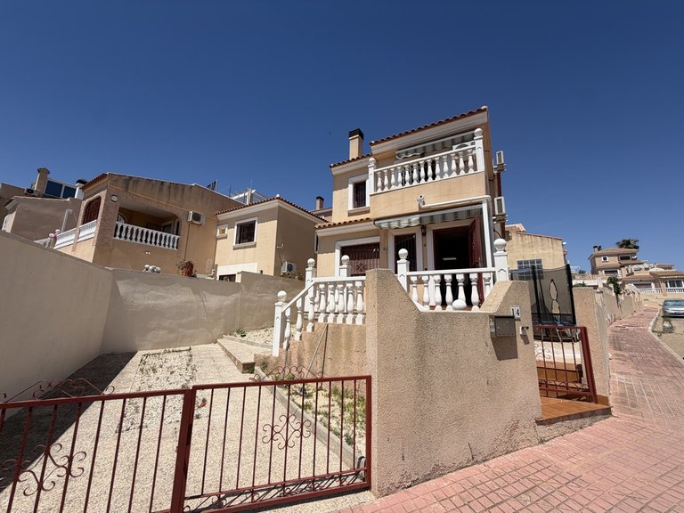 Villa for Sale in Villamartin, Alicante 1