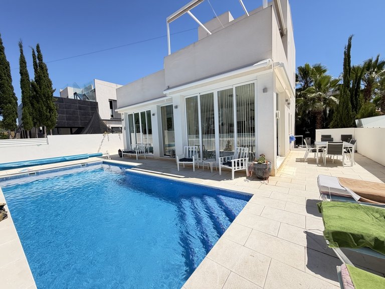 Villa for Sale in Mil Palmeras, Alicante 1