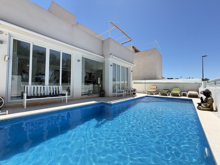 Villa for Sale in Mil Palmeras, Alicante 2