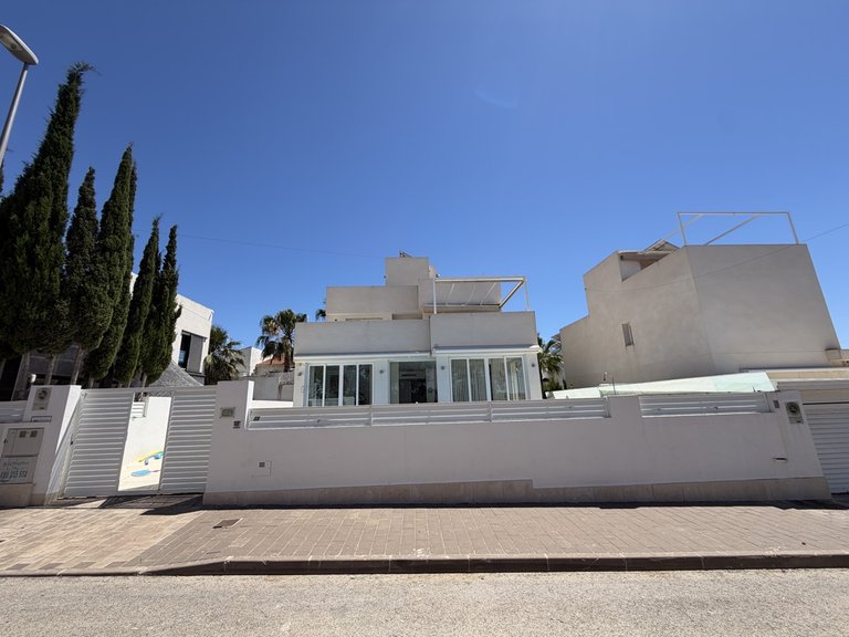 Villa for Sale in Mil Palmeras, Alicante 35