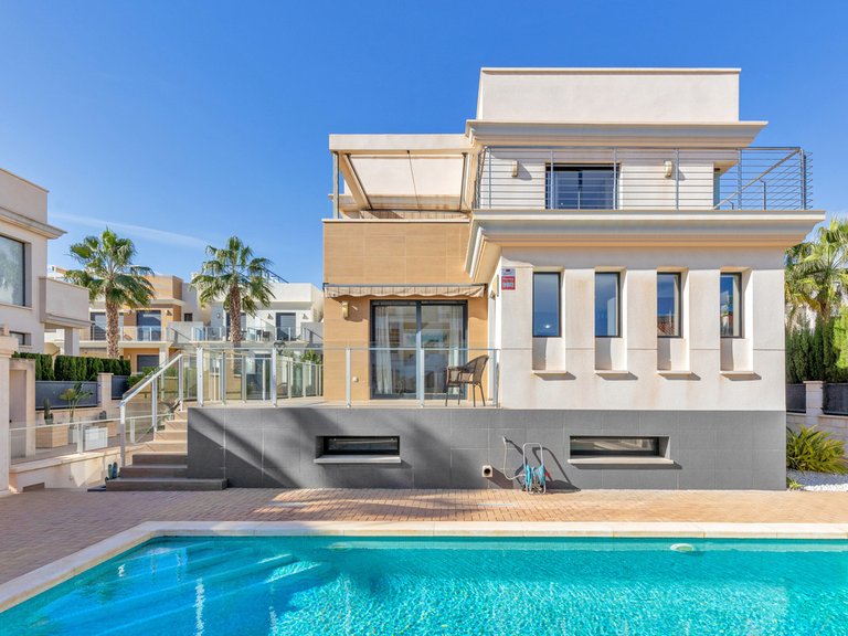 Villa for Sale in La Zenia, Alicante 1