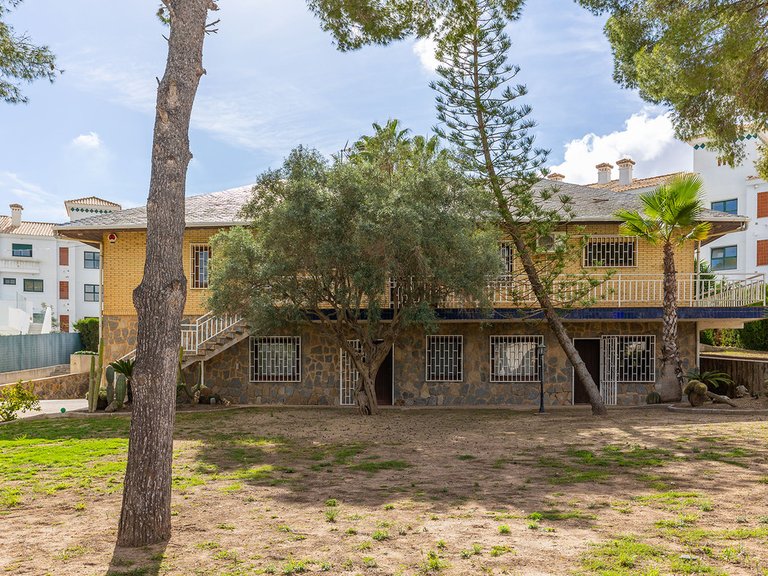 Villa for Sale in Villamartin, Alicante 49