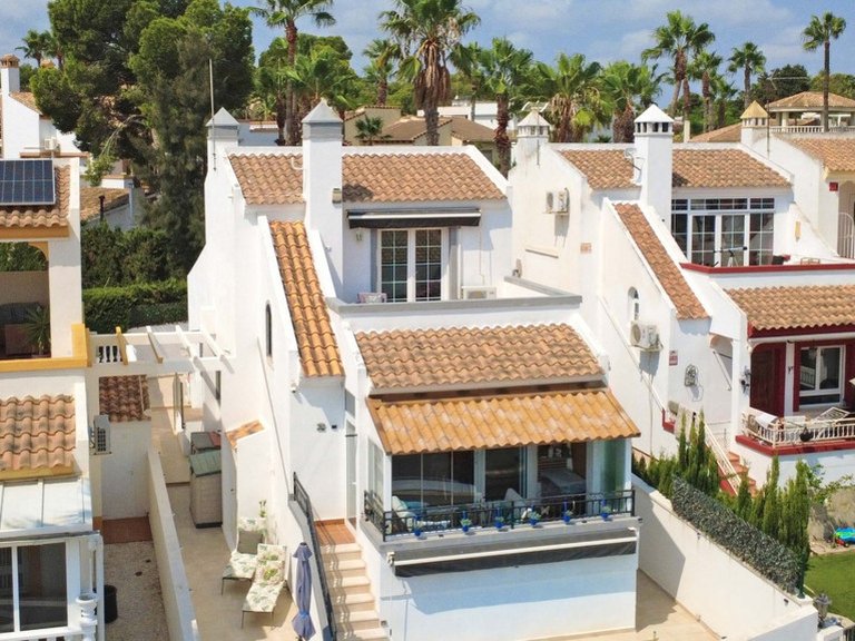 Villa for Sale in Villamartin, Alicante 1