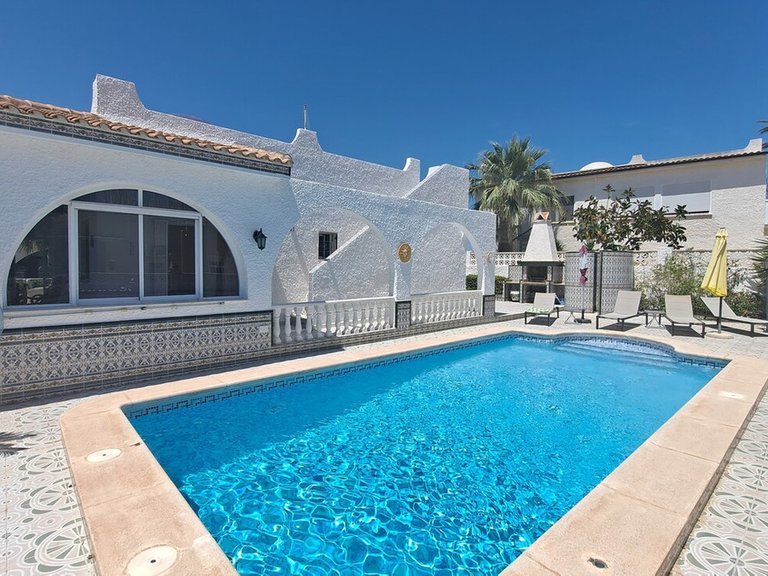 Villa for Sale in Villamartin, Alicante 1