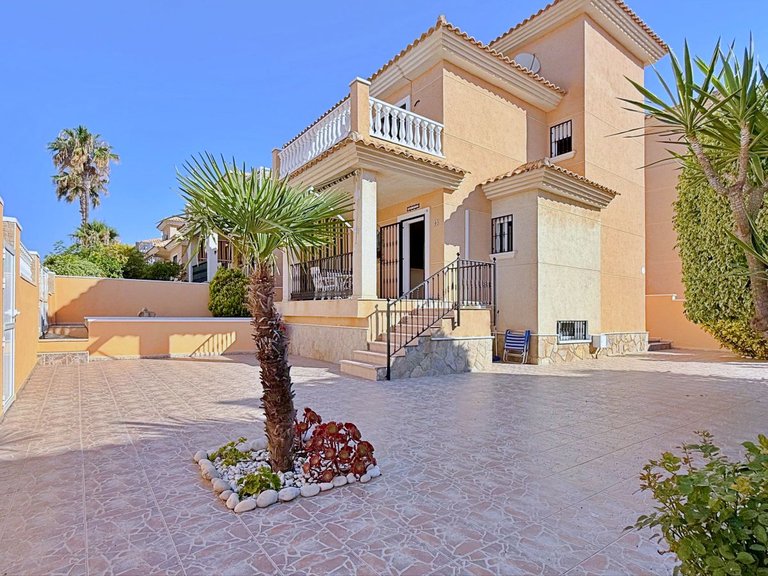Villa for Sale in Los Altos, Alicante 7