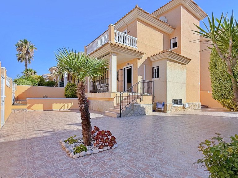 Villa for Sale in Los Altos, Alicante 7