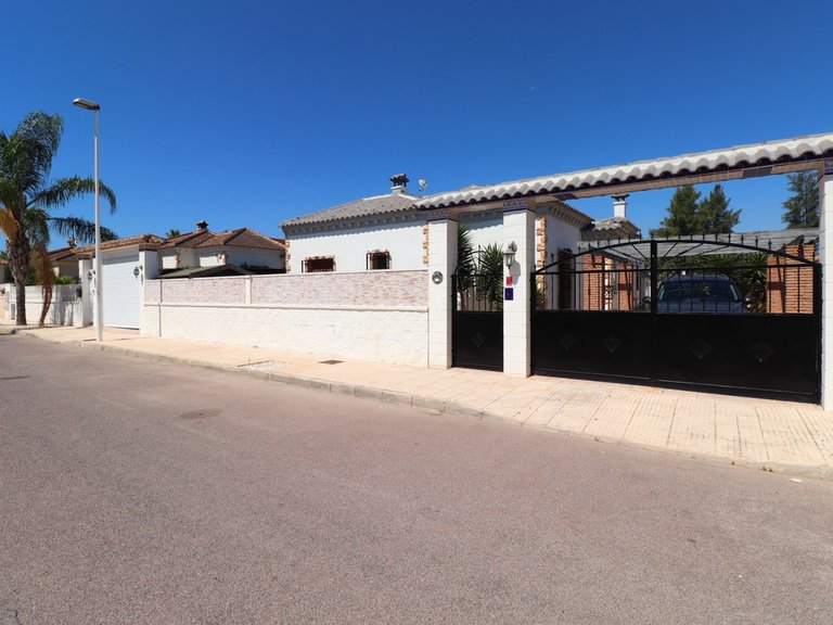 Villa for Sale in Formentera Del Segura, Alicante 38