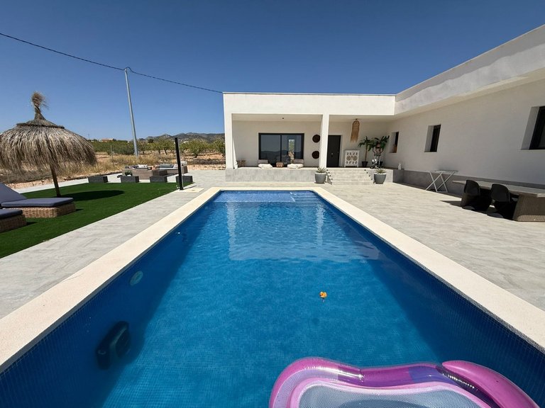 Villa for Sale in Pinoso, Alicante 1