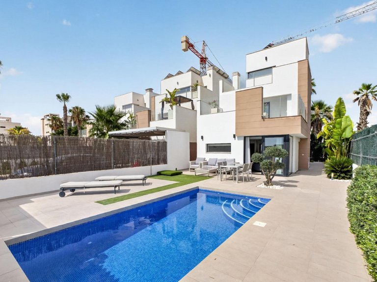 Villa for Sale in Guardamar Del Segura, Alicante 1
