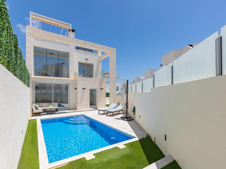Villa for Sale in Cabo Roig, Alicante 1
