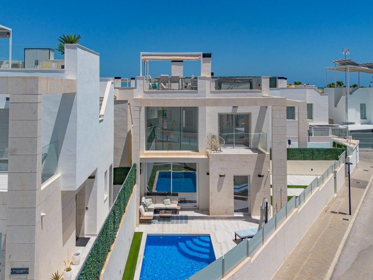 Villa for Sale in Cabo Roig, Alicante 32