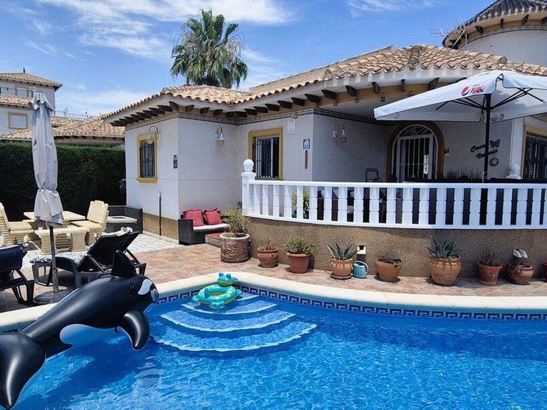 Villa for Sale in Villamartin, Alicante 2
