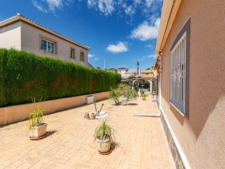 Villa for Sale in La Zenia, Alicante 47
