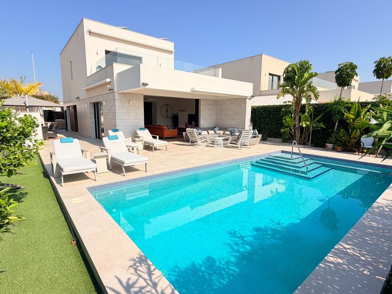 Villa for Sale in Los Montesinos, Alicante 3