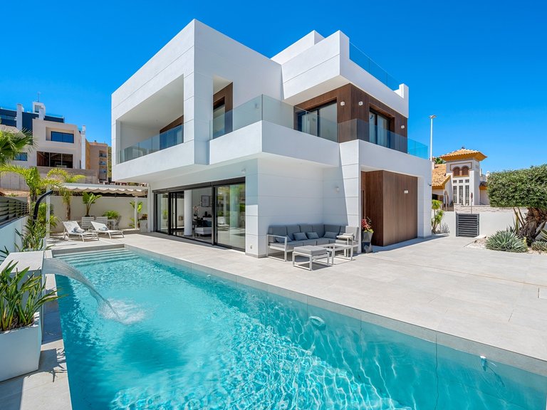 Villa for Sale in Guardamar Del Segura, Alicante 1