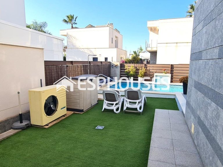 Villa for Sale in Vistabella (orihuela), Alicante 30