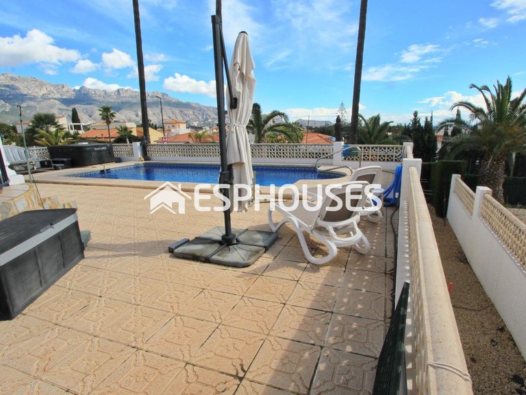 Villa for Sale in La Nucia, Alicante 40
