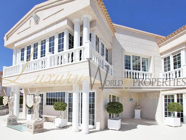 Villa for Sale in Costa Adeje, Tenerife, España 1