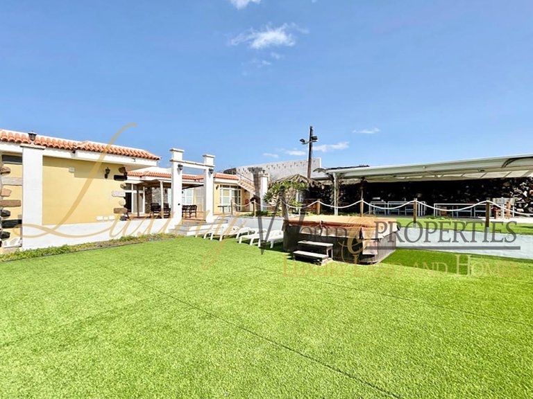 Villa for Sale in Las Rosas, Tenerife, España 1