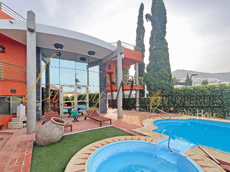 Villa for Sale in Costa Adeje, Tenerife, España 1