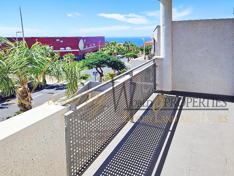 Town House for Sale in Adeje, Tenerife, España 1