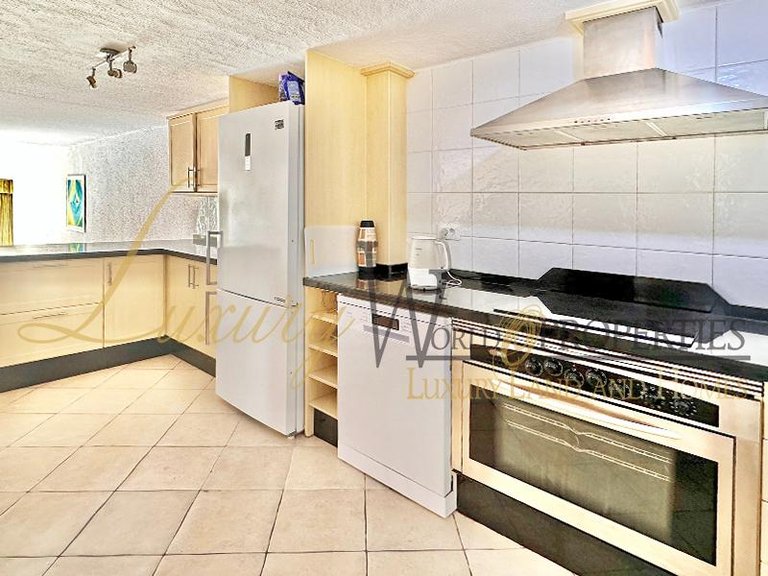 Villa for Sale in Playa De Las Americas, Tenerife, España 9