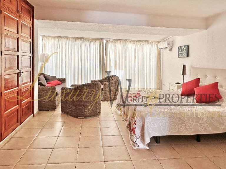 Villa for Sale in Playa De Las Americas, Tenerife, España 10