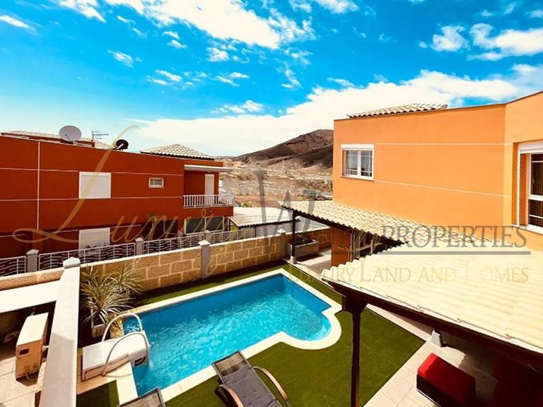 Villa for Sale in Los Cristianos, Tenerife, España 2