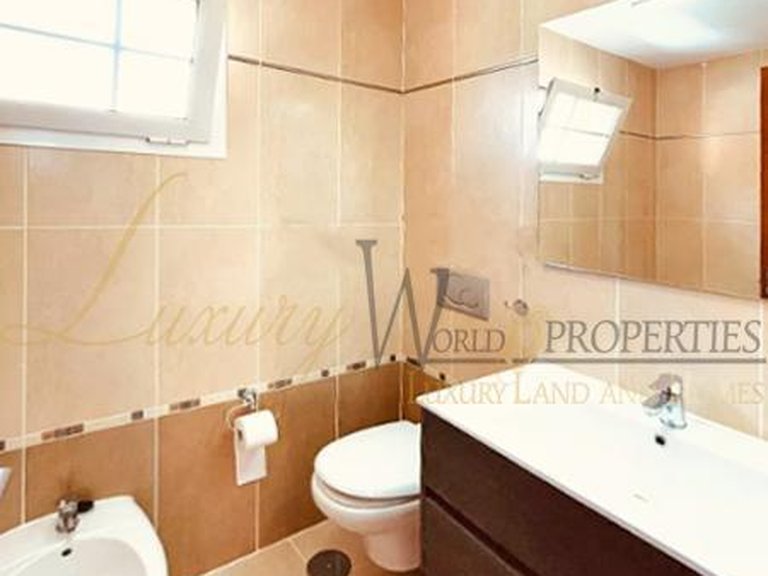 Villa for Sale in Los Cristianos, Tenerife, España 24