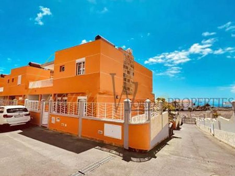 Villa for Sale in Los Cristianos, Tenerife, España 3
