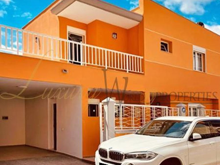 Villa for Sale in Los Cristianos, Tenerife, España 4