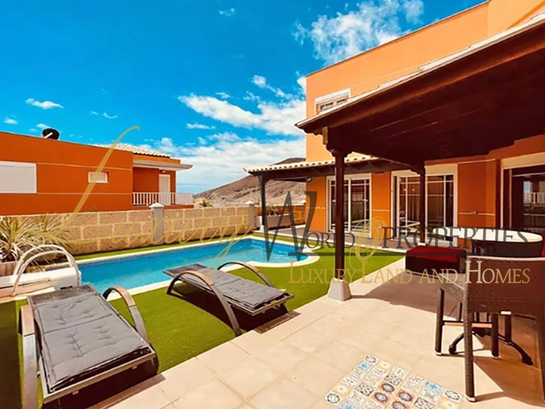 Villa for Sale in Los Cristianos, Tenerife, España 1