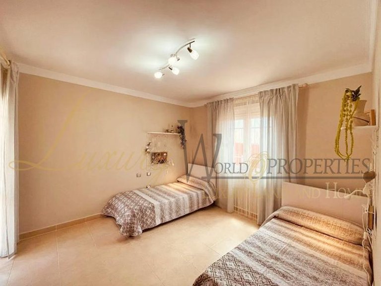 Villa for Sale in Los Cristianos, Tenerife, España 16