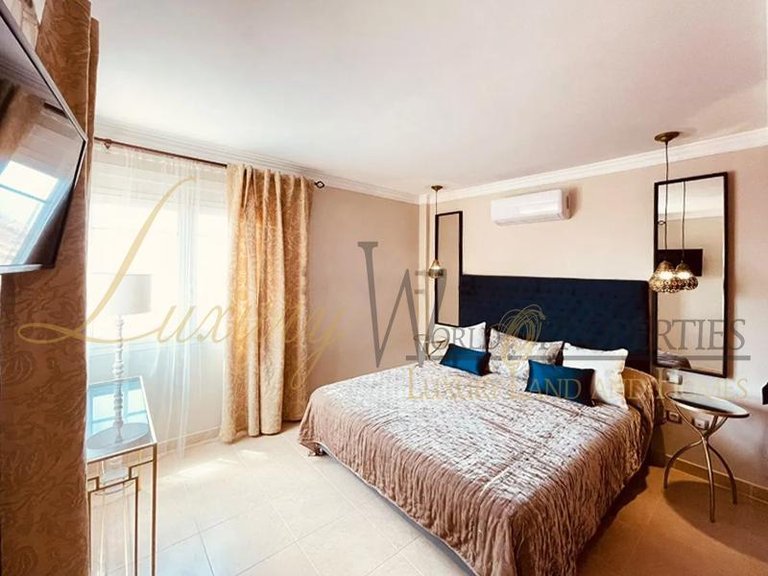 Villa for Sale in Los Cristianos, Tenerife, España 19