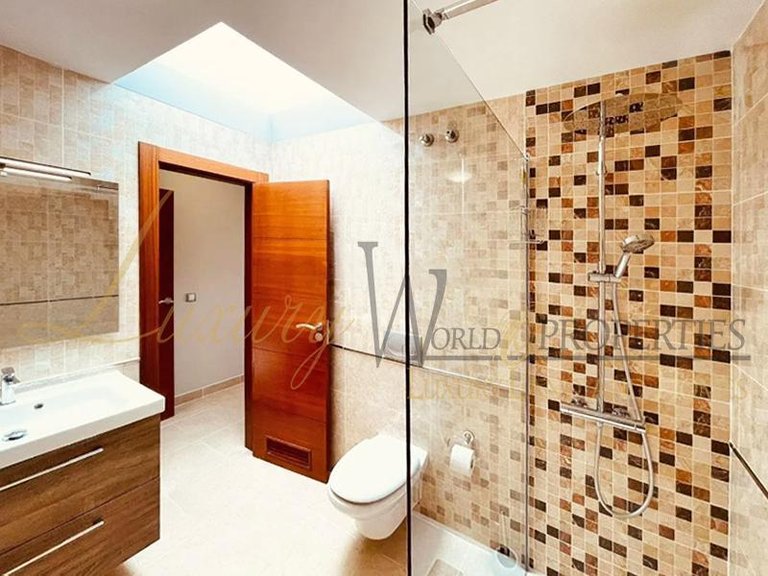 Villa for Sale in Los Cristianos, Tenerife, España 22