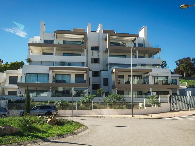 Apartment for Sale in Urbanización Puerto De Estepona, Malaga 38