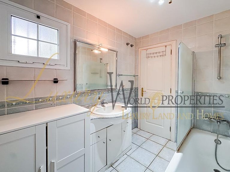 Apartment for Sale in Chayofa, Tenerife, España 46