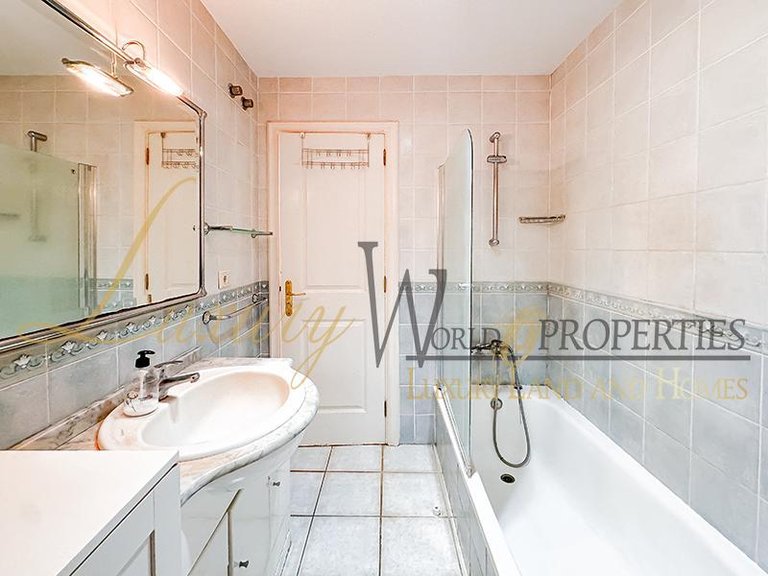 Apartment for Sale in Chayofa, Tenerife, España 47