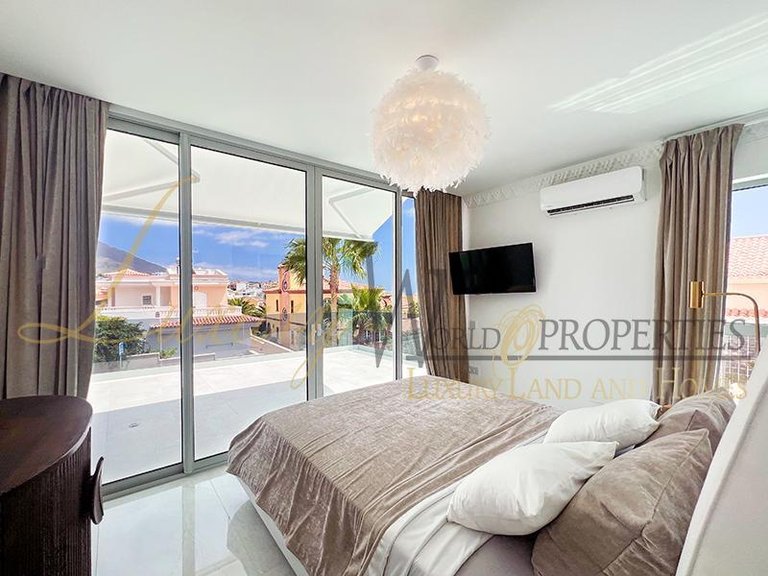 Villa for Sale in Adeje, Tenerife, España 41