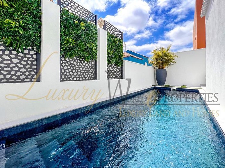 Villa for Sale in Adeje, Tenerife, España 3