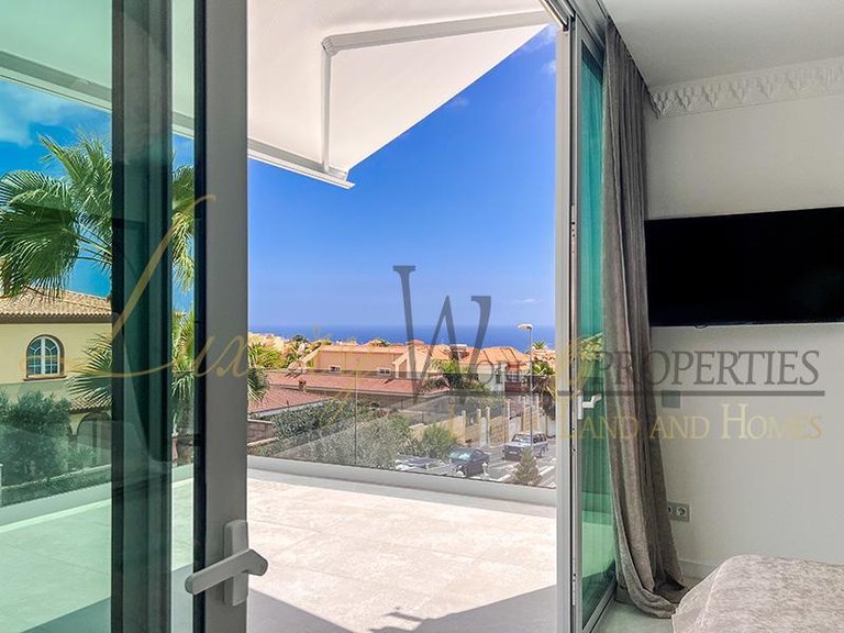 Villa for Sale in Adeje, Tenerife, España 39