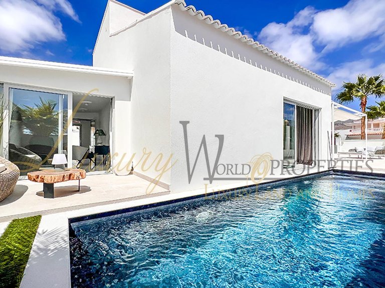 Villa for Sale in Adeje, Tenerife, España 1