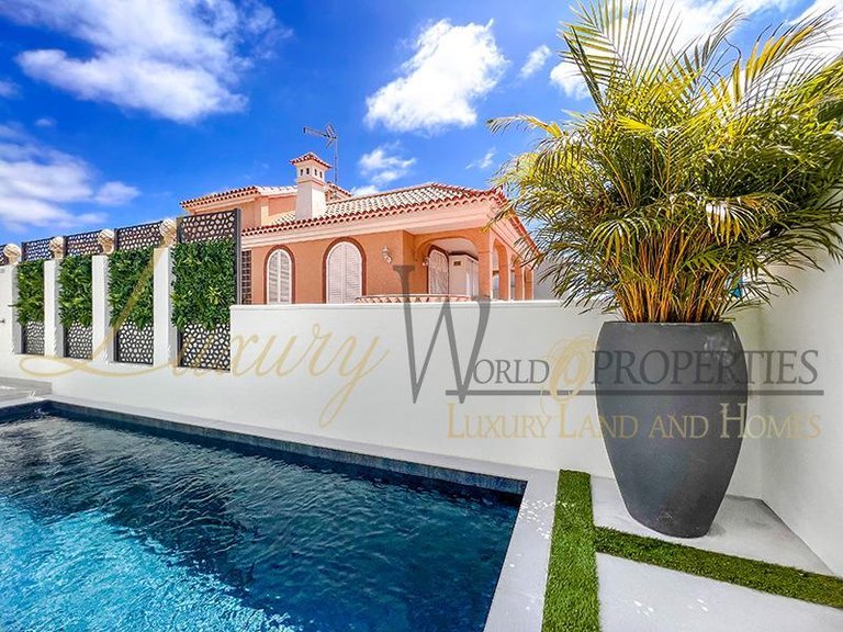 Villa for Sale in Adeje, Tenerife, España 2