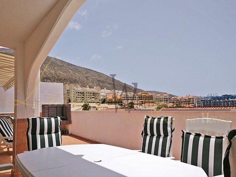 Villa for Sale in Los Cristianos, Tenerife, España 1