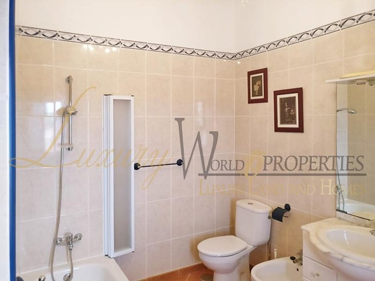 Villa for Sale in Los Cristianos, Tenerife, España 13