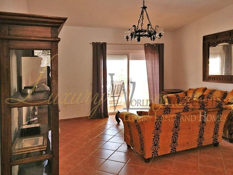 Villa for Sale in Los Cristianos, Tenerife, España 4