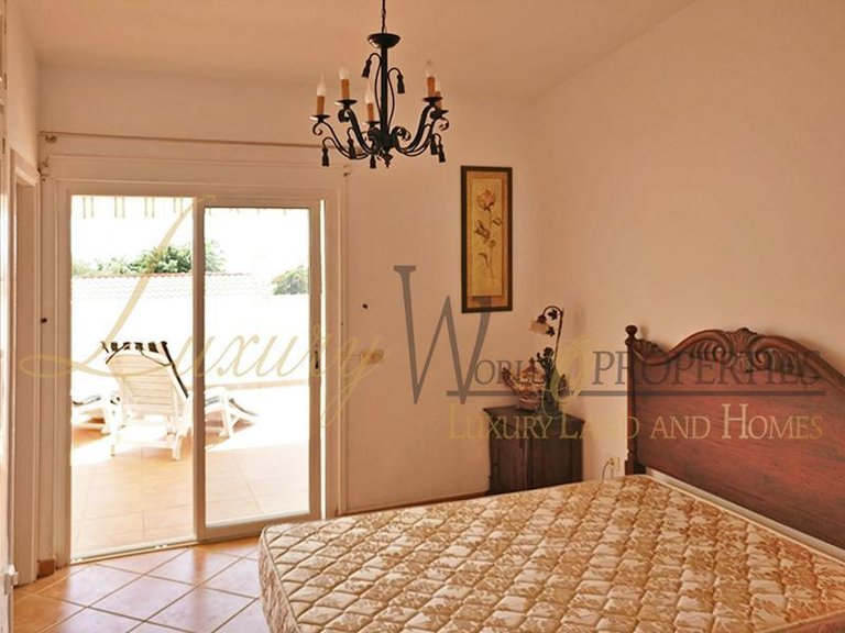 Villa for Sale in Los Cristianos, Tenerife, España 8